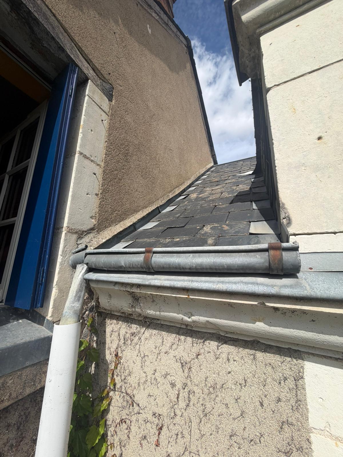 Après : gouttière zinc et raccord toiture refaits à neuf