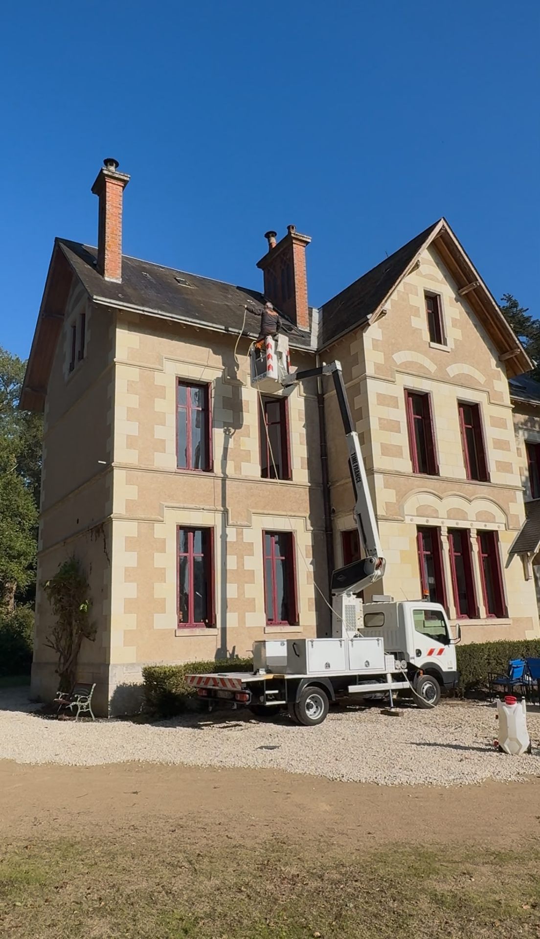 Rénovation de toiture ardoise sur longère avec nacelle élévatrice