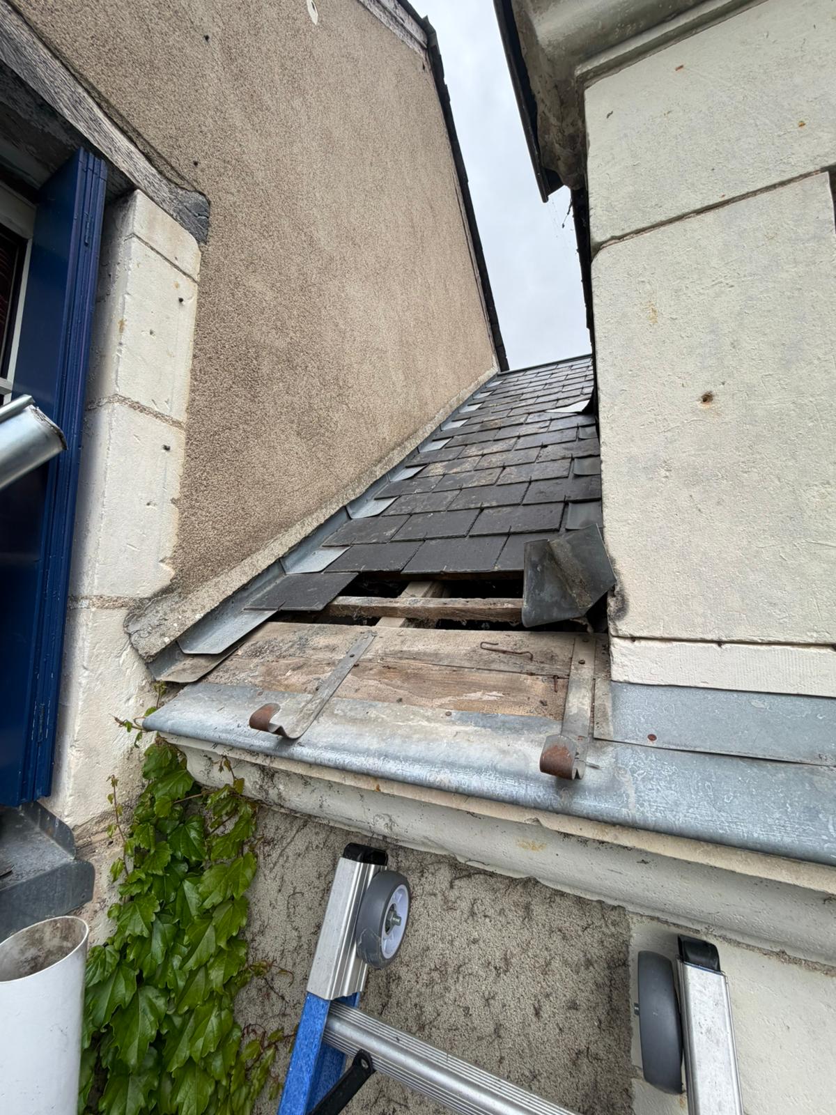 Avant : gouttière et raccord toiture endommagés avec liteaux apparents