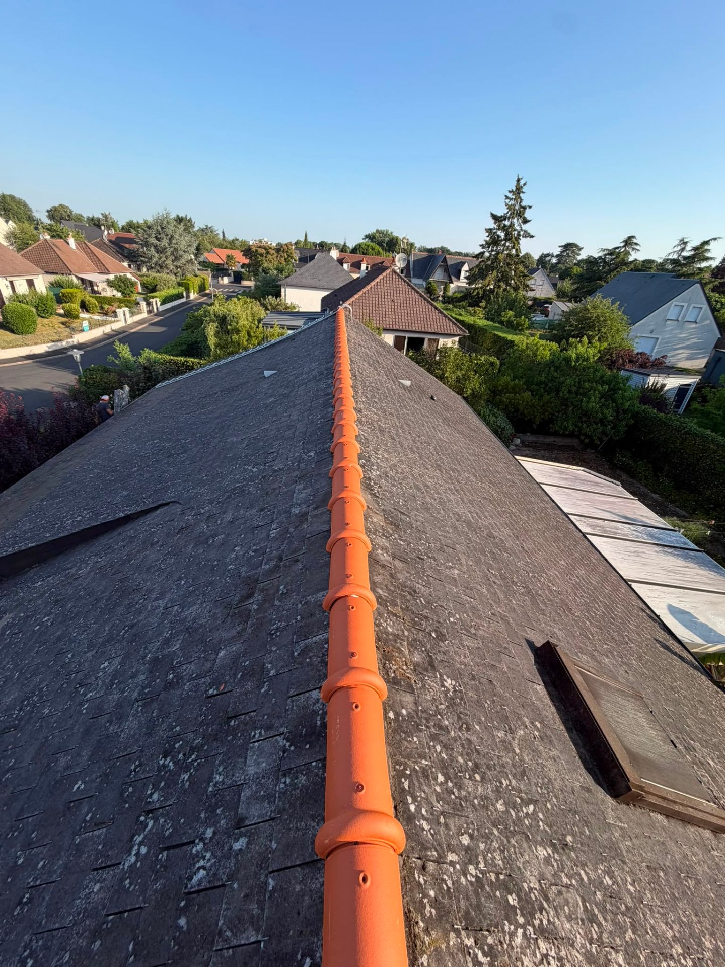 Faîtage tuiles neuves sur toiture ardoise après rénovation